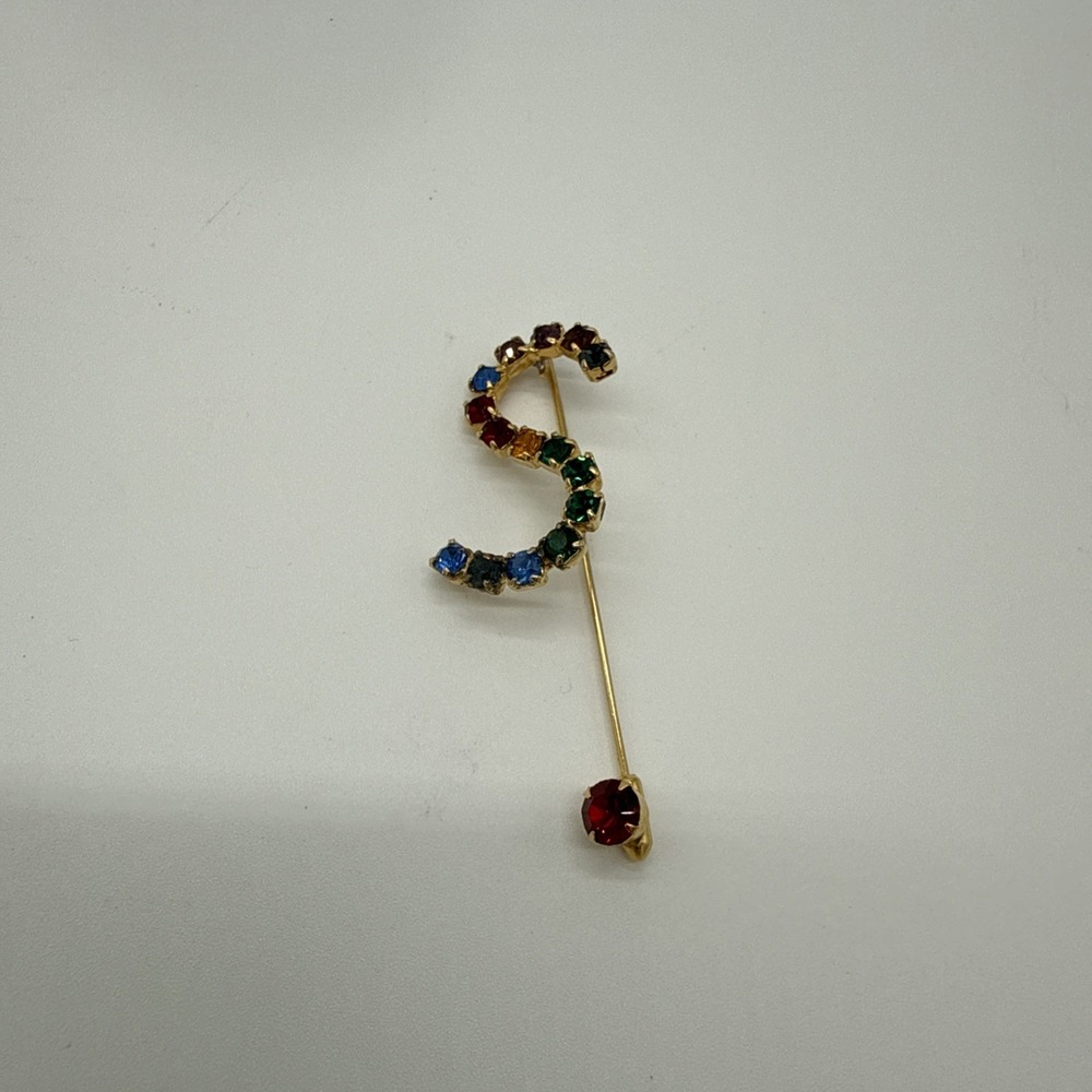 VTG COLORFUL RHINESTONE INITIAL LETTER "S" HAT STICK PIN